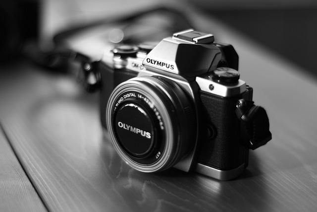 Best Cameras for OnlyFans: Capture Your Best Angles! 4 - Mirrorless vs DSLR: Which is Best for OnlyFans Creators?